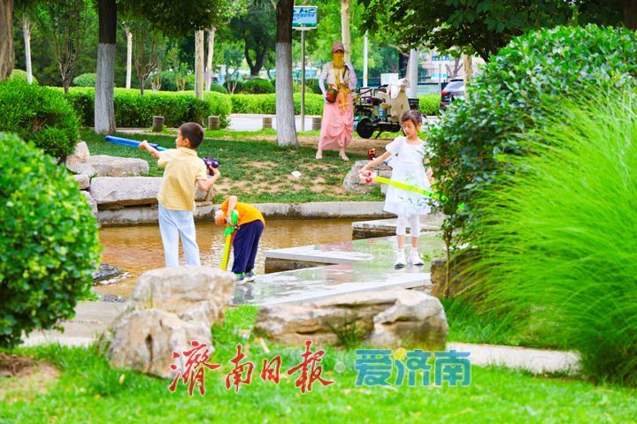夏日寻凉趣戏水 龙鼎滨湖公园掀起夏日亲水热潮