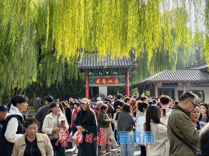 趵突泉披上“初冬调色盘”，三股水映衬冬日里的斑斓画卷