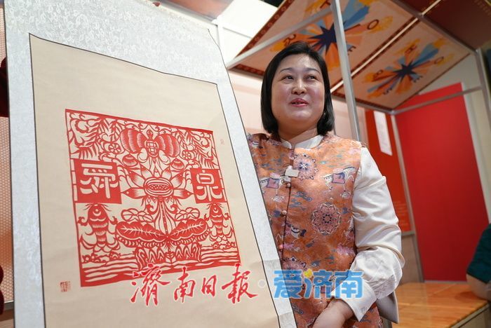 马年剪纸迎新春 非遗技艺亮相生肖展