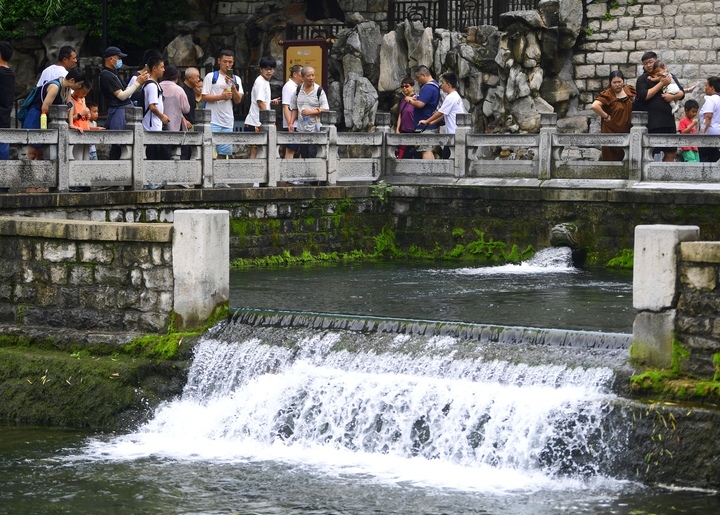 济南黑虎泉水位达到近期高值 泉涌人欢畅客从八方来