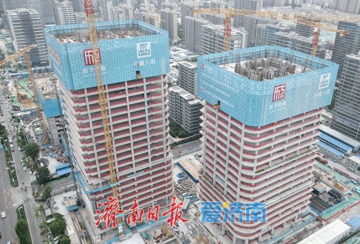 济南CBD“北大门”地标核心建筑封顶