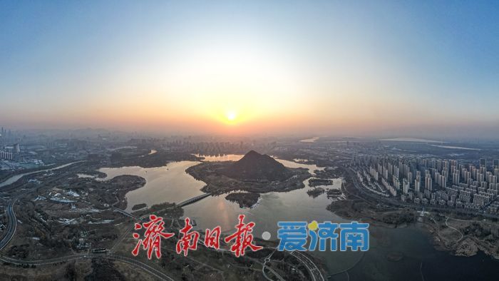 湖映霞光，醉美华山