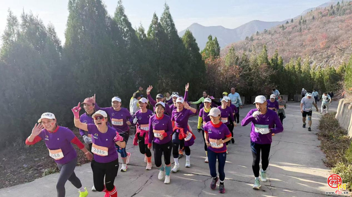 赴红叶之约 享运动之乐 品非遗之美 济南“一城山色·登山打卡”暨垛庄百峪大顶登山嘉年华成功举办