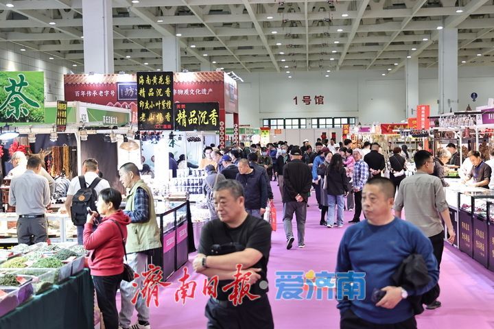 济南国际珠宝展暨工艺美术茶文化紫砂精品展开幕