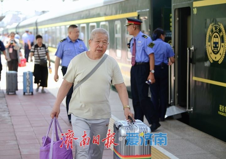 全新适老化升级，“齐鲁之星”银发旅游专列首发新疆