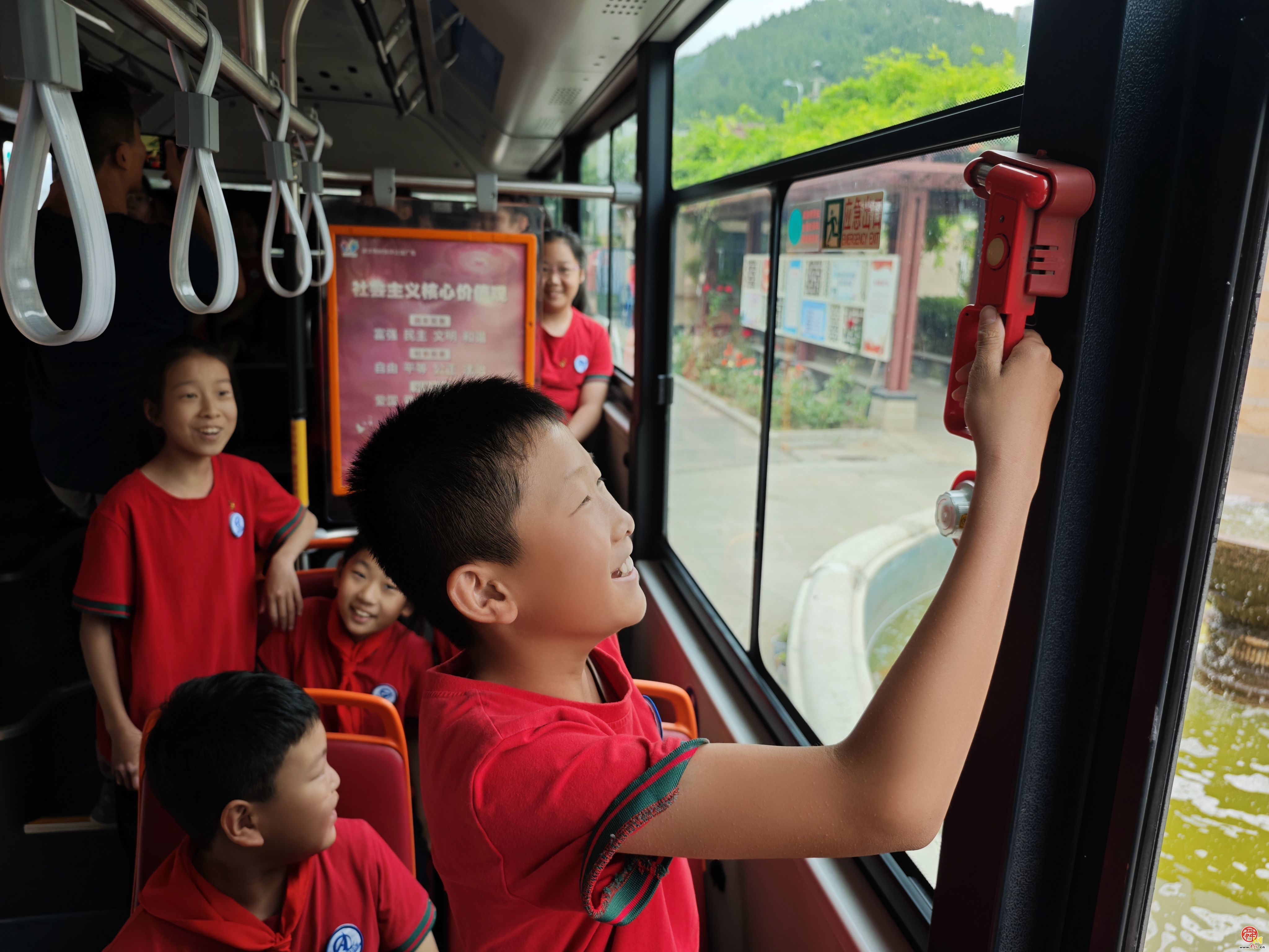 公交车进校园，共筑六一安全防线