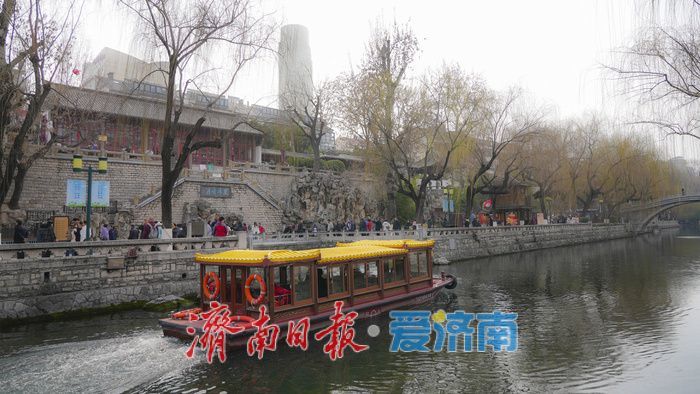 坐画舫游济南，护城河上览春色