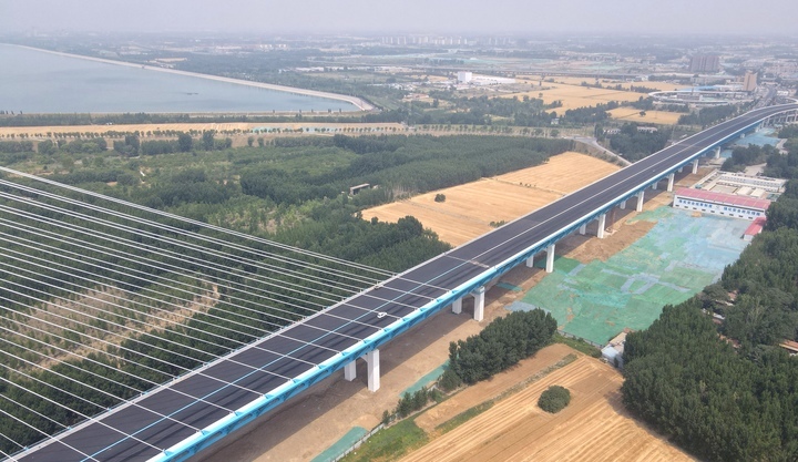 项目强省会丨G104京岚线济南黄河公路大桥桥面沥青摊铺全面启动