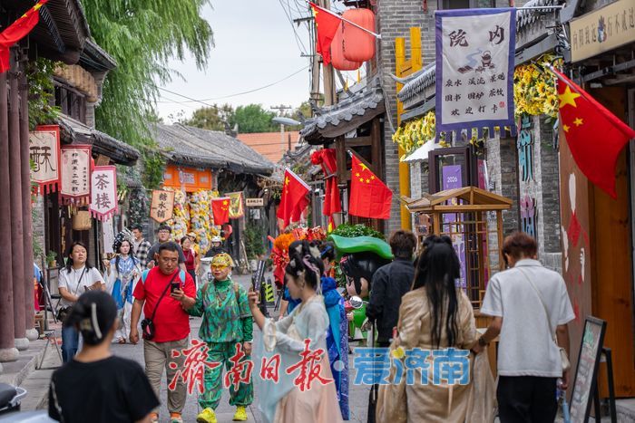 泉城 “中国红” 盛装迎国庆