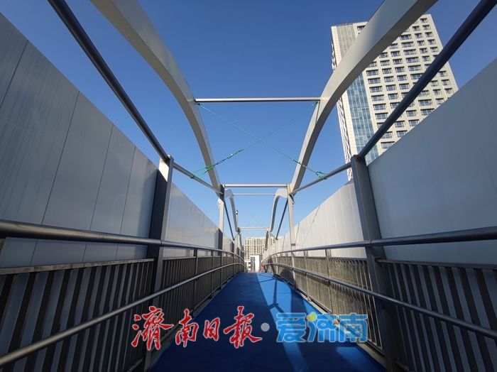 实用与颜值兼具！经十路这处过街天桥改造收尾 市民已可便捷通行