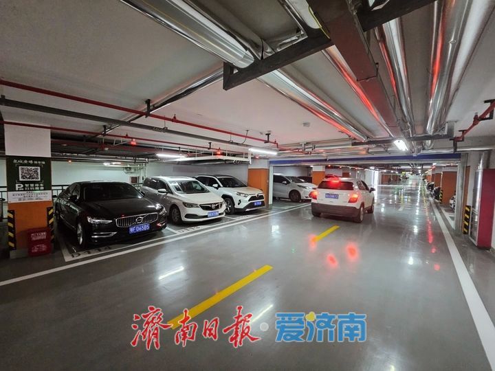 春节假期泉城广场地下停车场便民停车 游客出行更便捷