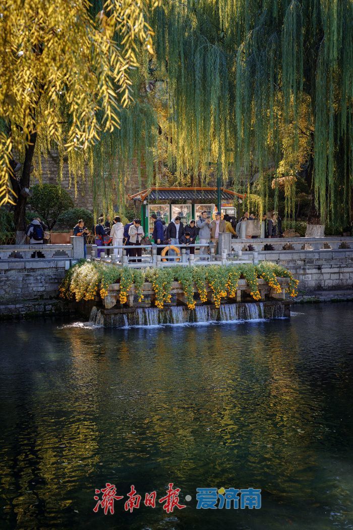 济南黑虎泉畔：秋日赏泉正当时，市民尽享泉水魅力