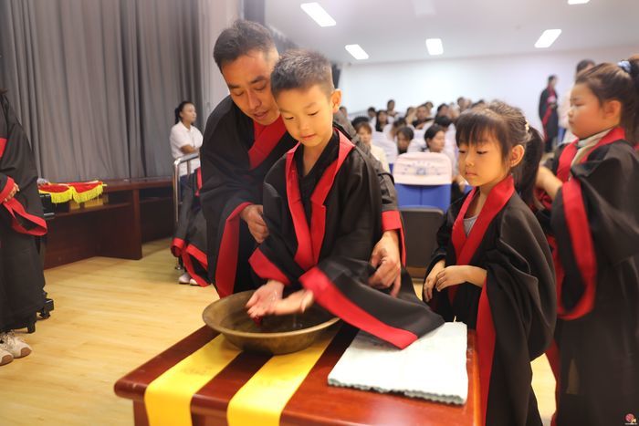 束脩传雅礼 逐梦启新篇 —— 梁王小学一年级新生迎来别样入学仪式