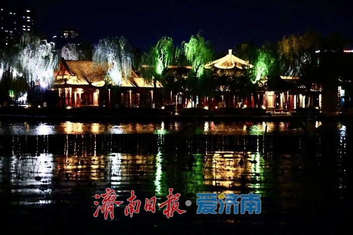 大明湖夜游人气旺 光影泉城醉游人