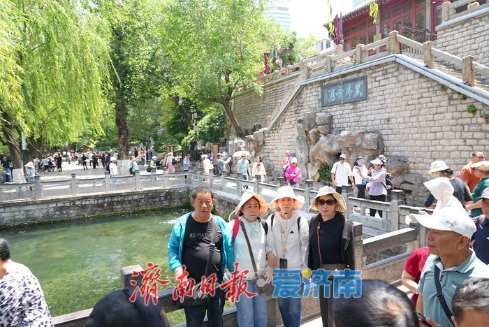 一年四季 泉在济南丨烈日炙烤 护城河畔成为“避暑秘境”