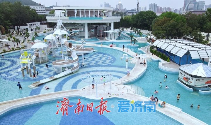 泉城公园“逐浪水世界”开门纳客