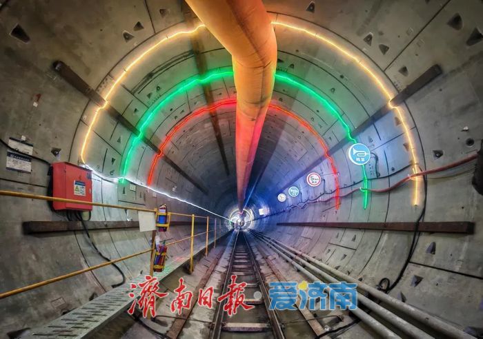 泉城年味气氛组已就位，是“蛇”候过年啦！