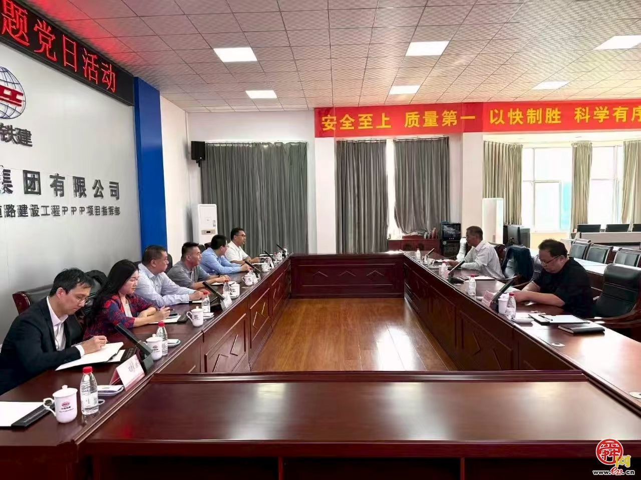 济南市行政审批服务局联合济南市城乡交通运输局开展“走进一线、帮办服务”主题党日活动