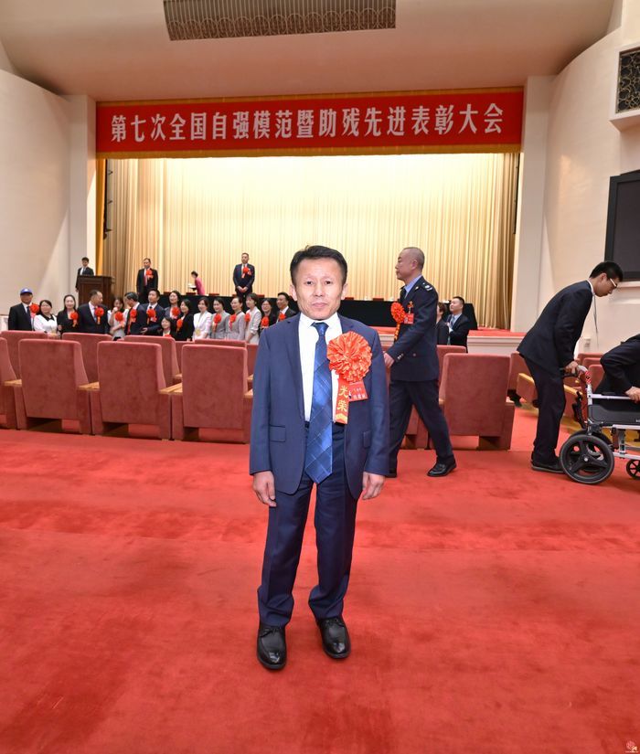 全国自强模范艾贻明：逆天改命的小个子