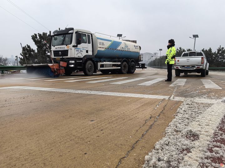 &nbsp;冰冻雨雪来袭 莱芜交警多措并举保畅通