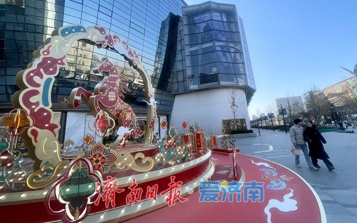 生肖马雕塑亮相 泉城腊月街头年味浓
