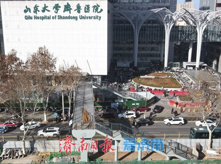 文化西路齐鲁医院南门段新建过街天桥主体完工