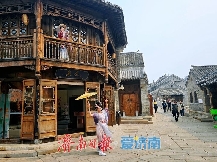 明水古城沉浸式演艺点亮泉城春韵