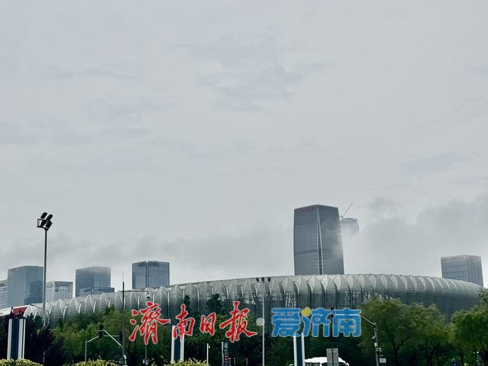 雨后济南CBD云雾缭绕 现夏日梦幻城市景观
