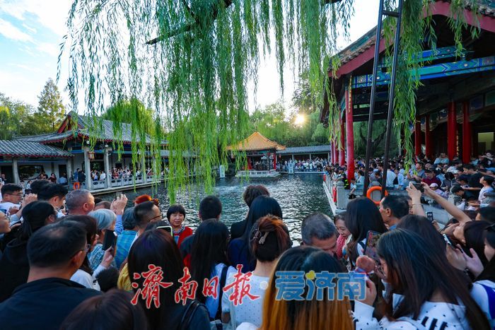 趵突泉游人如织泉韵浓