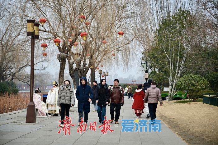 济南明府城年味浓 游客市民共迎新春