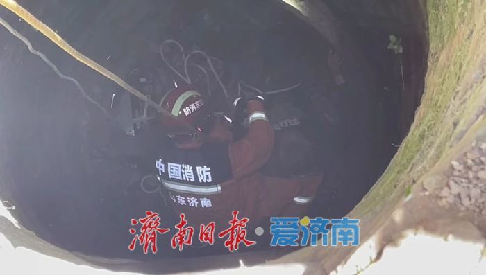 七旬老人不慎跌落十米枯井 消防员下井施救
