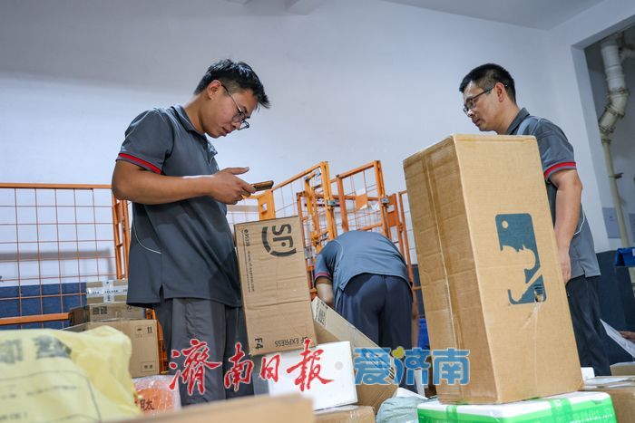 “双节”高峰下的坚守与温情 泉城街巷的“快递温度”