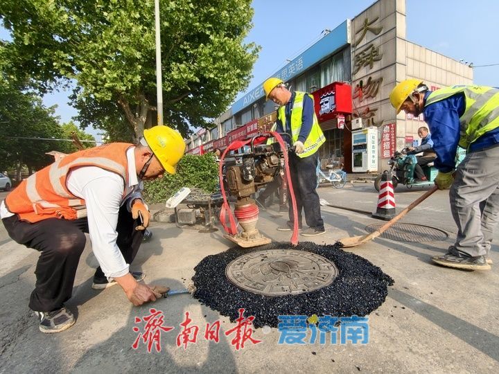 更换老旧井盖 筑牢市民出行安全防线