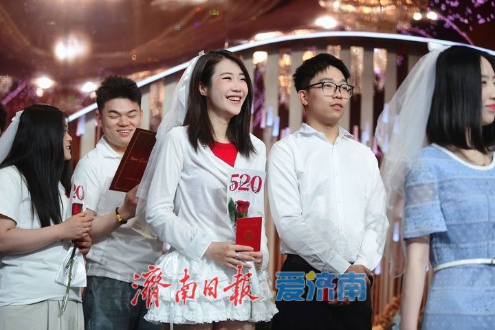 以爱筑家向新而行，集体颁证仪式为“520”增添别样浪漫