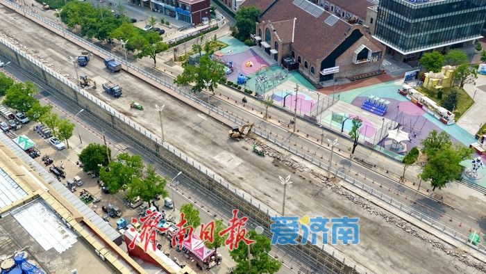 济南纬二路跨铁路天桥改造工程稳步推进 施工现场繁忙有序