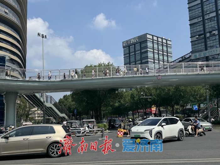 过街天桥连两院，便民风景暖泉城