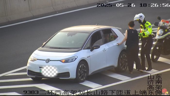 “你相信光吗？不！我相信人民警察！”