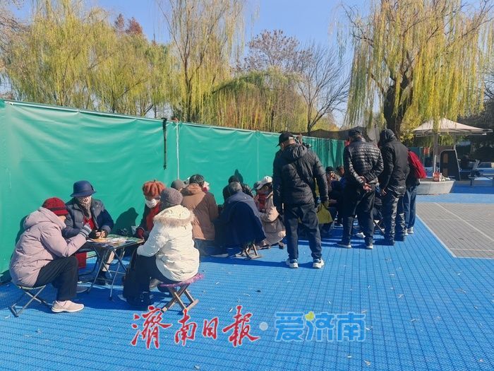 一年四季 泉在济南丨大明湖南岸健身广场人气旺 晴暖冬日市民畅享运动乐趣