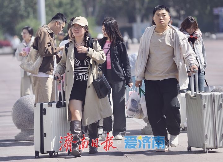 国庆假期尾声，济南火车站广场归客如织