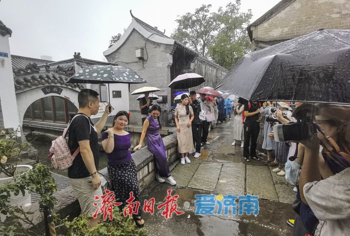 一年四季 泉在济南丨秋雨绵绵，起凤桥上演绎“国风”浪漫