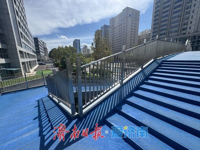 济南经十路燕山立交桥西侧过街天桥焕新颜 便民又美观