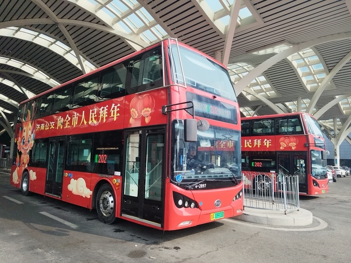 红奔奔龙年贺岁，“年味儿”彩车运行啦