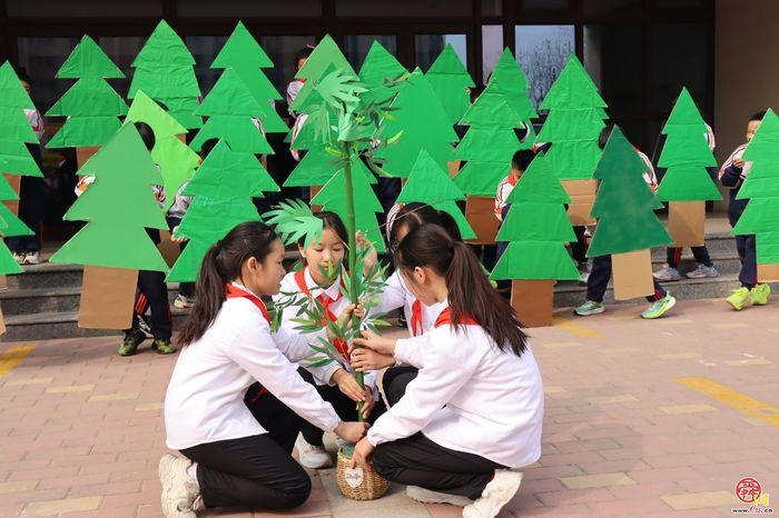 济南市天桥区枫景小学开展植树节活动