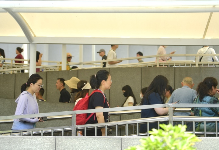 济南：省博风雨棚“上岗” 遮阳挡雨暖民心