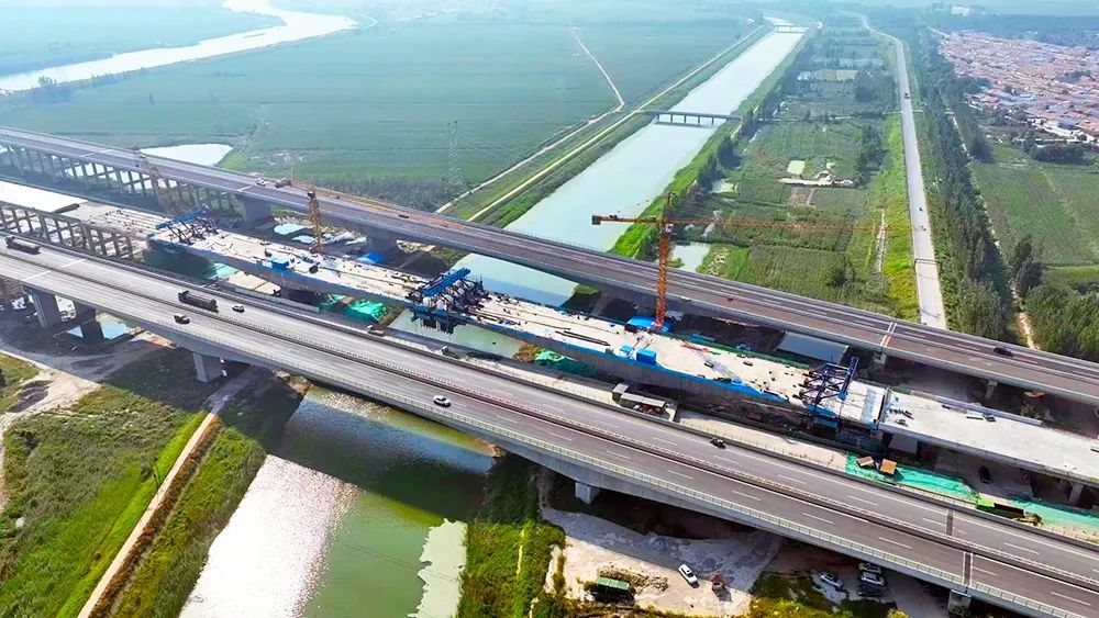 东营至青州高速公路改扩建工程小清河特大桥顺利合龙