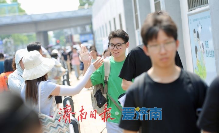 高考第二天，送考老师与考生击掌，传递力量