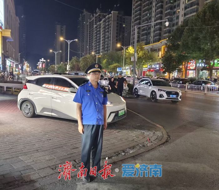 夜色里的长清城管蓝：守秩序、暖烟火