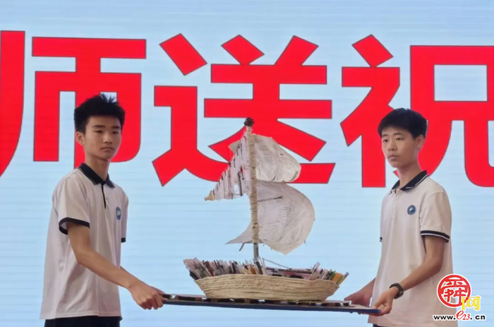 比了个耶，我们就毕业啦！