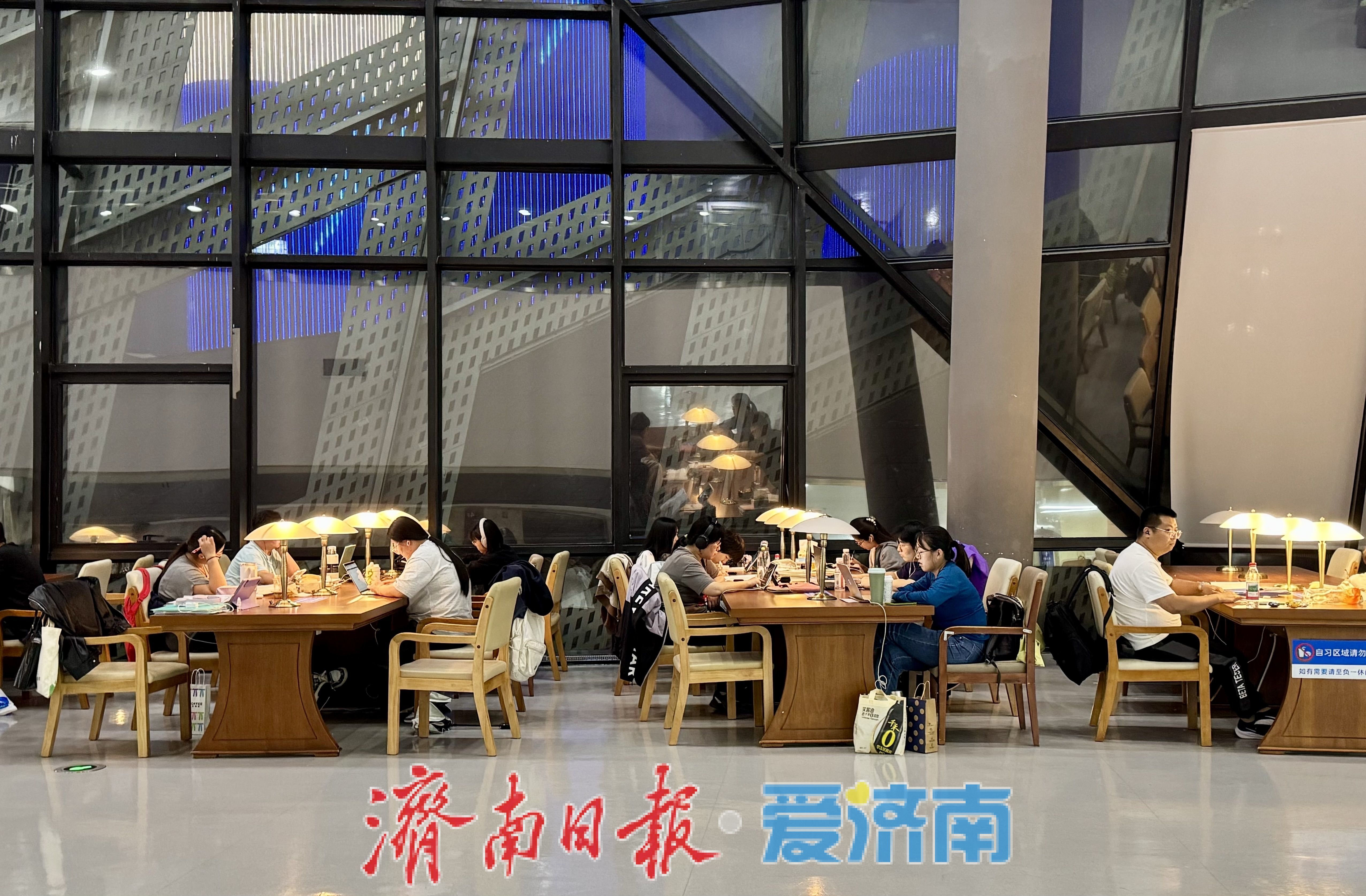 国庆黄金周，泉城“充电”热！假期末尾图书馆夜读空间一座难求