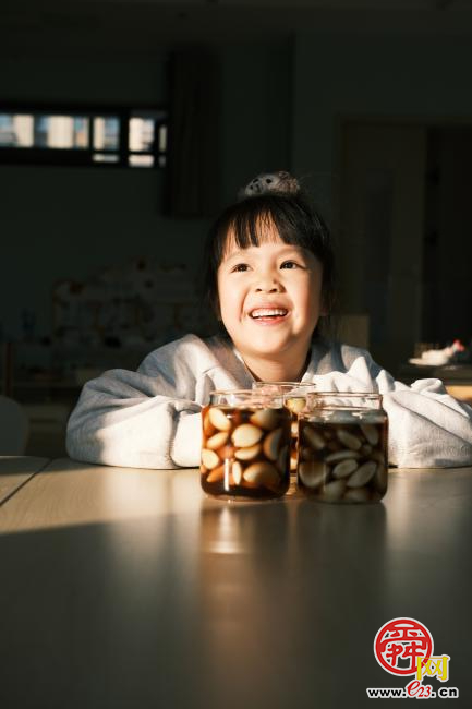 小马加持的腊八蒜 天桥萌娃把年味腌进罐里啦！